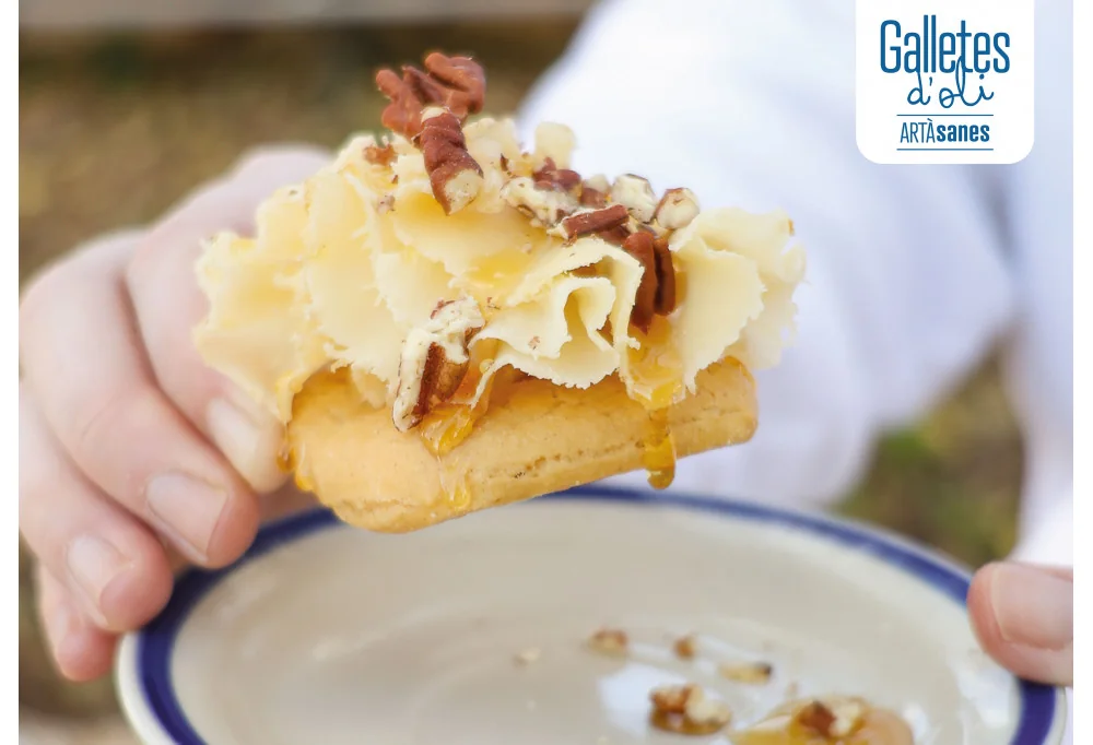 Tapa de queso, nueces y miel